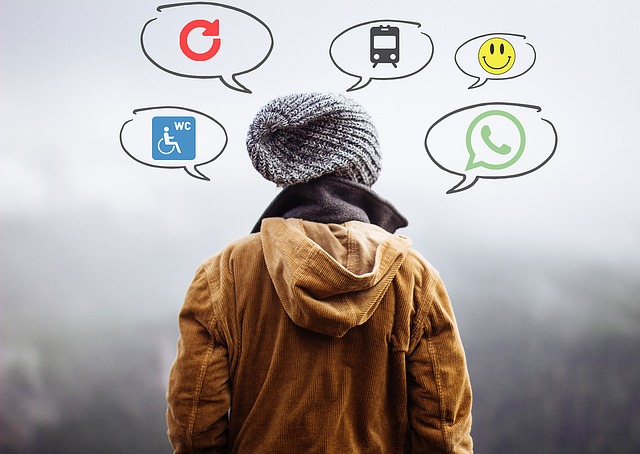 E-mail a SMS zprávy dominovaly v online prostředí více než 10 let